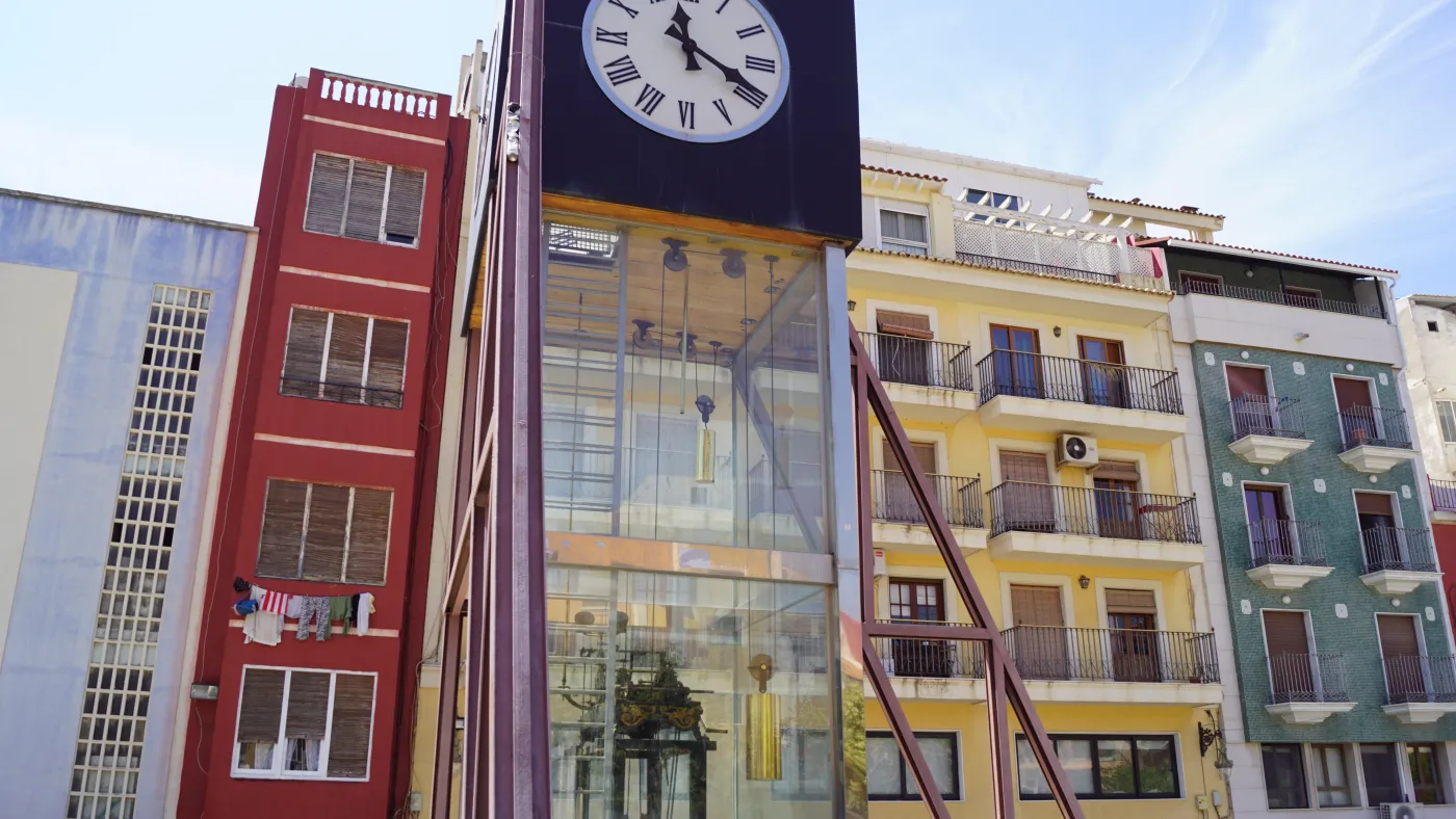 Espacio público con torre-reloj