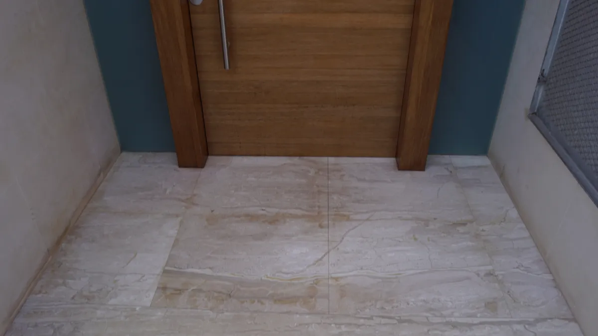 Detalle de acceso en madera de una vivienda